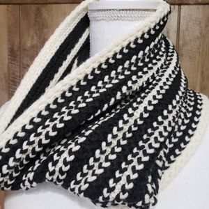 Ann Taylor Factory Accessories - Ann Taylor Crochet Knit Infinity Scarf Black White Ann Taylor Factory Accessories - Ann Taylor Crochet Knit Infinity Scarf Black White